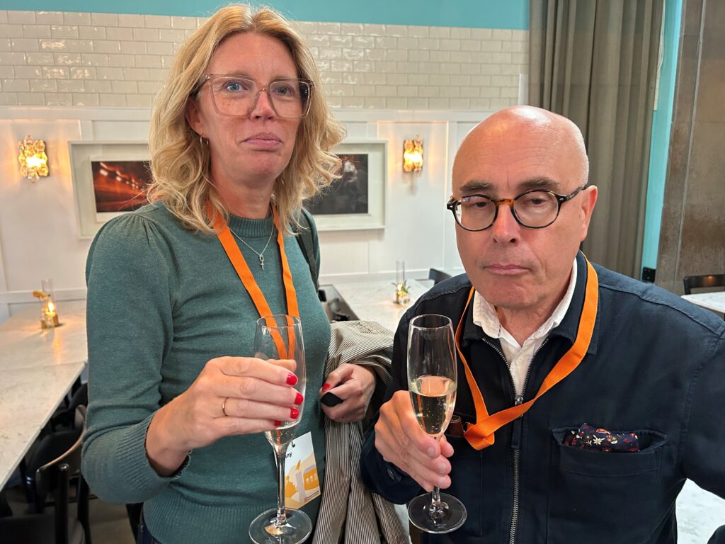En kvinna och en man håller i varsitt champagneglas.