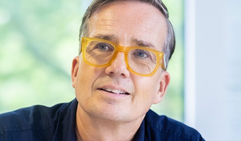 Man med glasögon