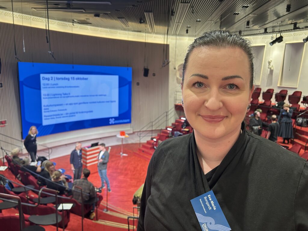 Kvinna i teatersalong