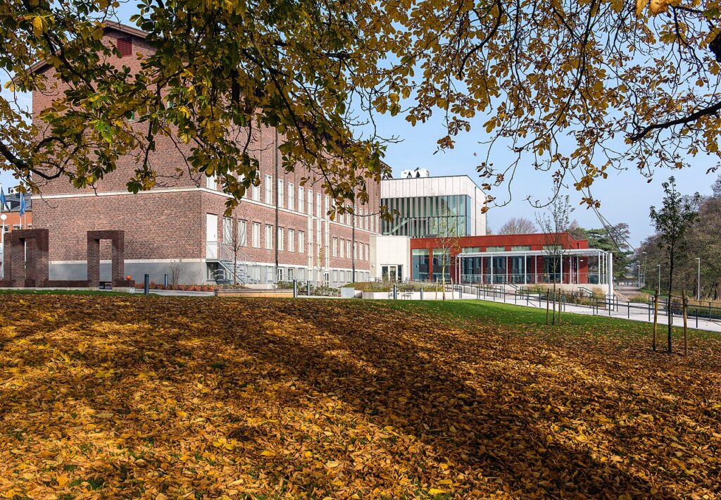 Museibyggnad med fallna höstlöv i förgrunden