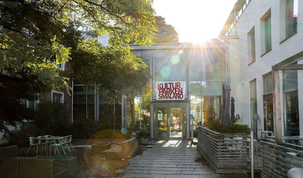 Bild på museientré i motljus
