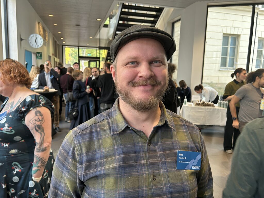Man i keps i miljö med många människor
