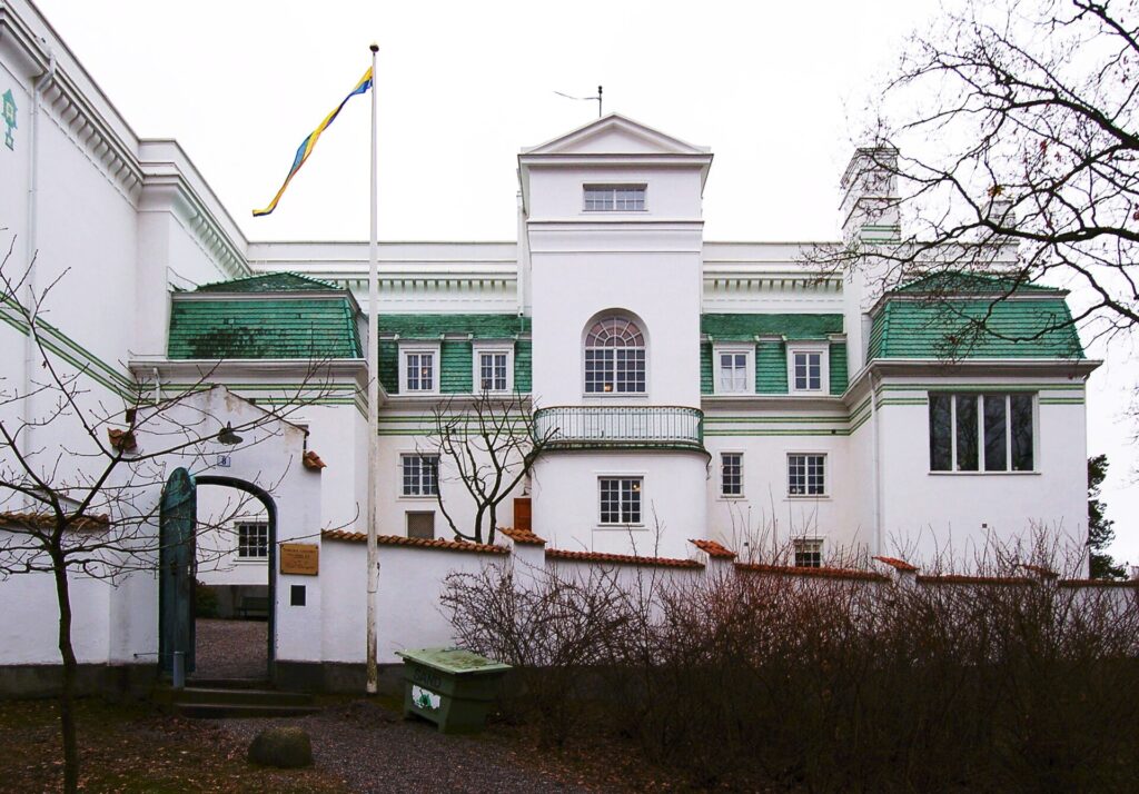 Vit byggnad med grönt tak